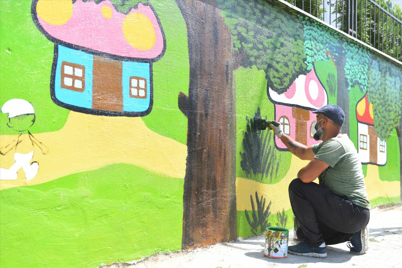 Parkların Duvarları Çocuklar İçin Renklendiriliyor
