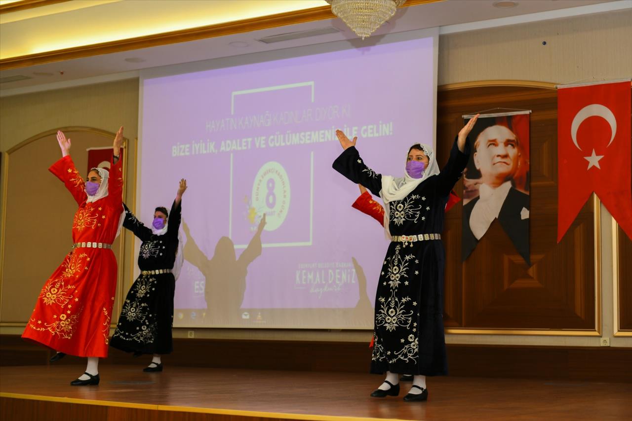Kadın Müdürlerden 8 Mart’a Özel Halk Oyunları Gösterisi