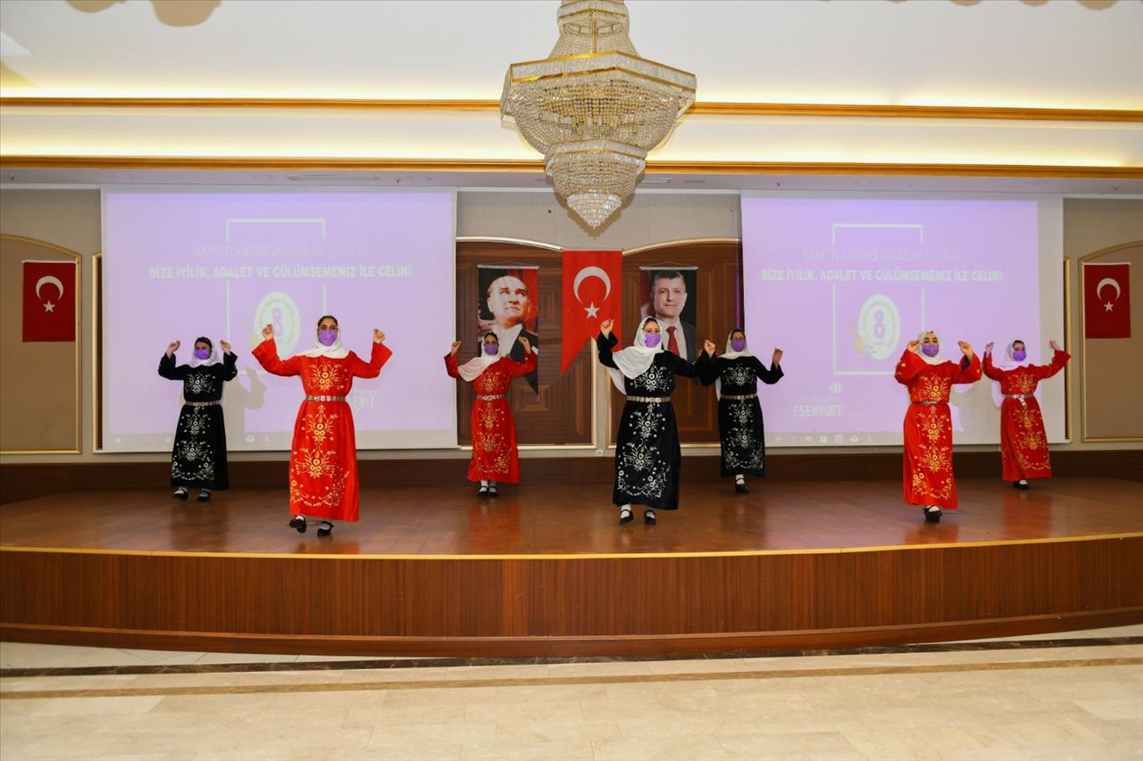 Kadın Müdürlerden 8 Mart’a Özel Halk Oyunları Gösterisi