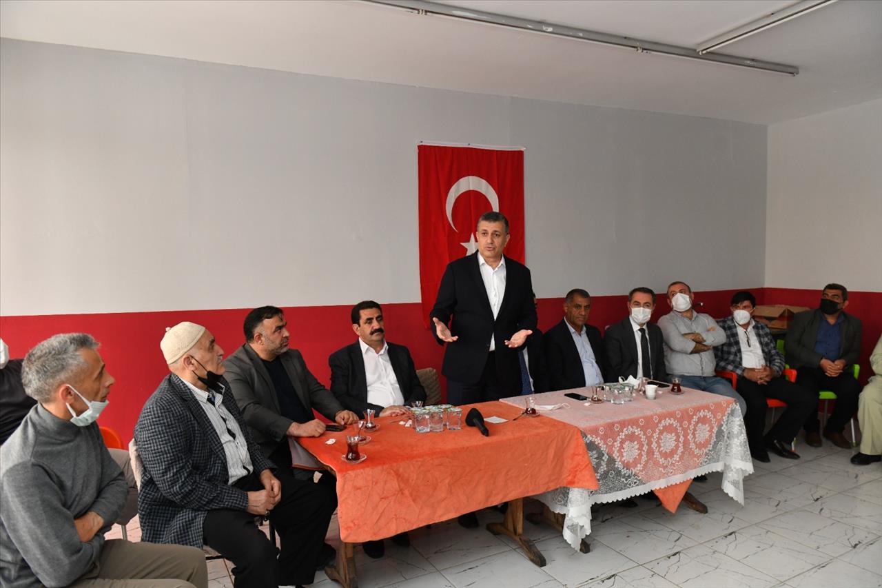 Başkan Bozkurt, Husumetli İki Aileyi Bir Araya Getirerek Barıştırdı