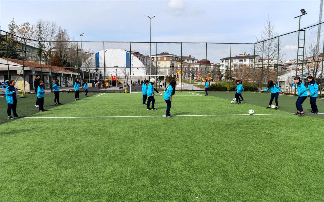 Esenyurt’ta Kız Çocuklarına Özel Futbol Kursu 