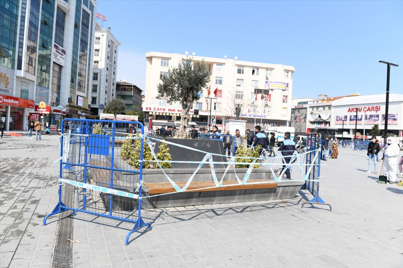 Esenyurt'ta Meydanlarda Bulunan Banklar Bariyerlerle Kapatıldı