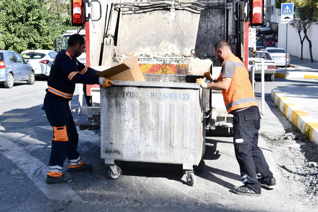 Esenyurt’ta Bir İlk: 114 Yeni Çöp Kamyonu Esenyurt Sokaklarında