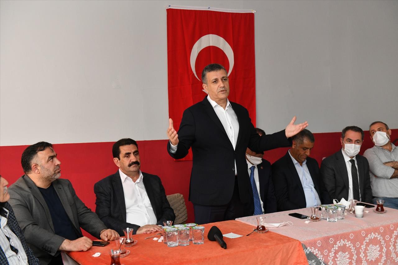 Başkan Bozkurt, Husumetli İki Aileyi Bir Araya Getirerek Barıştırdı