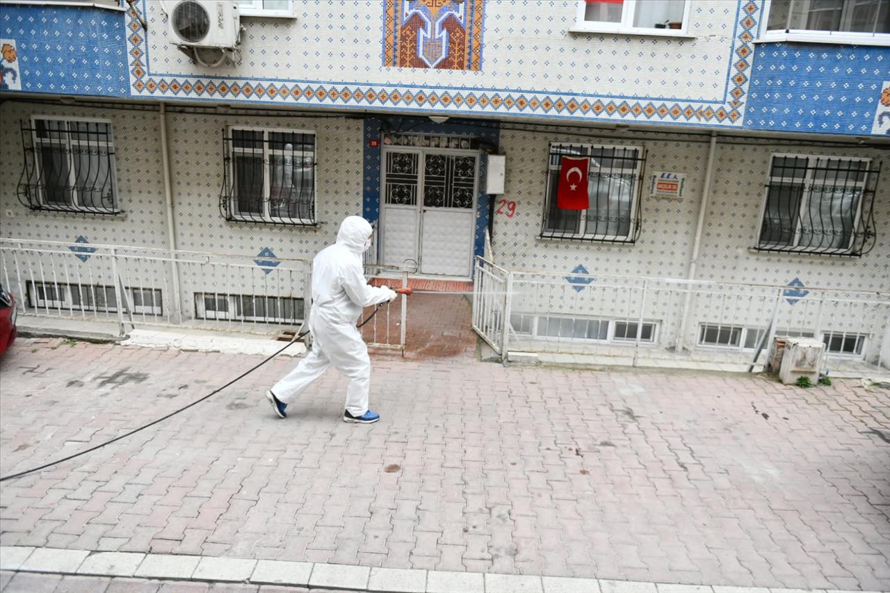 Esenyurt'ta Cadde ve Sokaklar Koronavirüse Karşı İlaçlanıyor