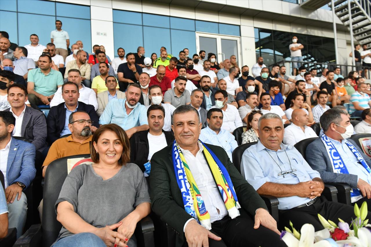 Başkan Bozkurt’tan Şampiyon Ardahan Kültür Evi’ne Kupa 