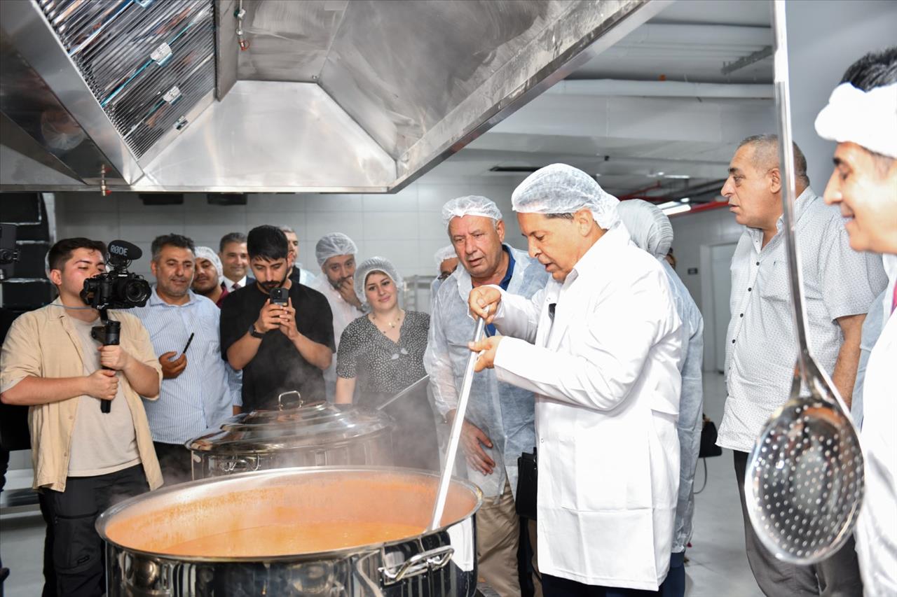 Esenyurt’ta Her Gün 15 Bin Kişiye Sıcak Yemek Verilecek Aşevi Hizmete Açıldı