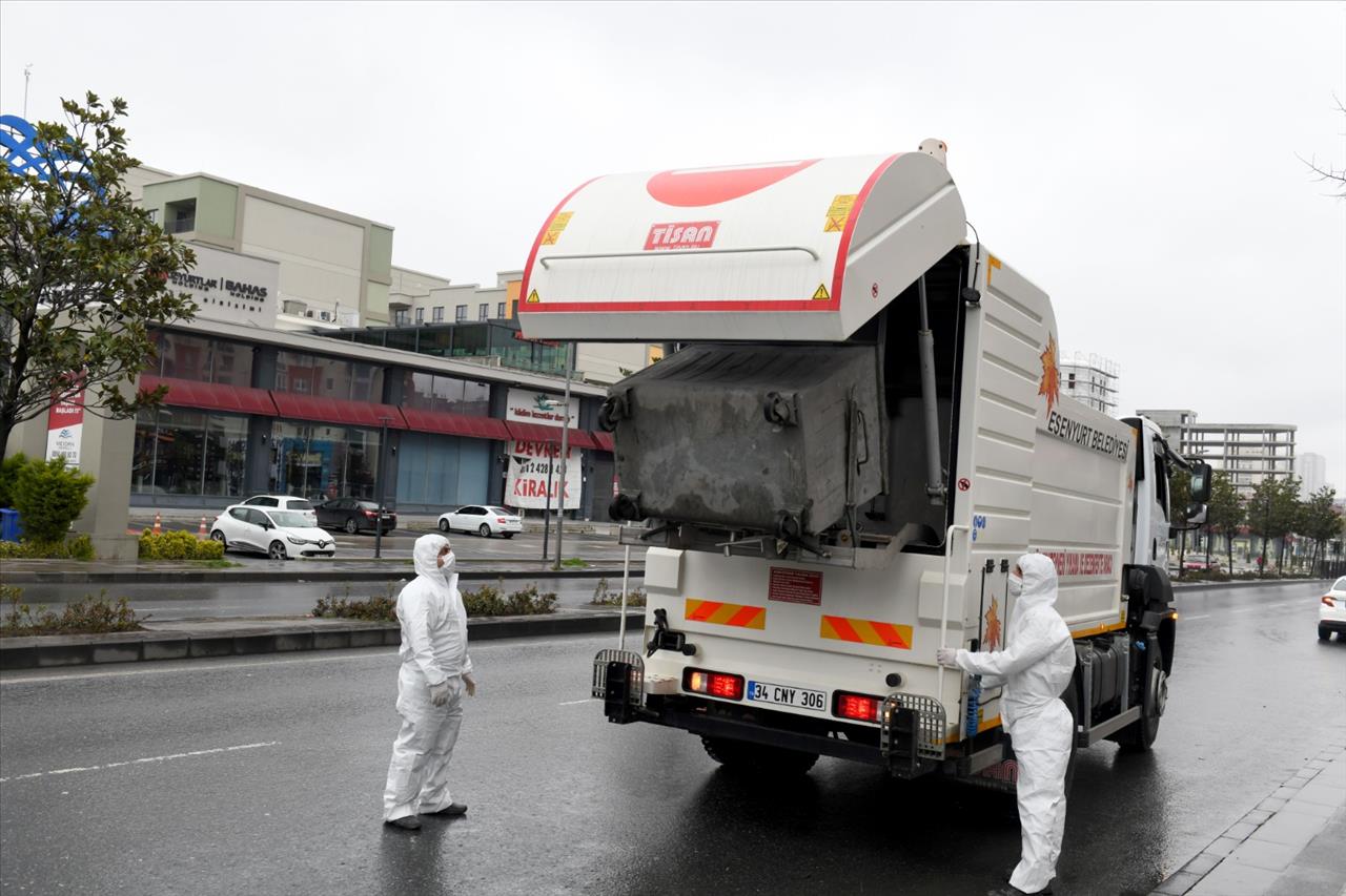 Esenyurt'ta Cadde ve Sokaklar Koronavirüs'e Karşı Yıkanıyor