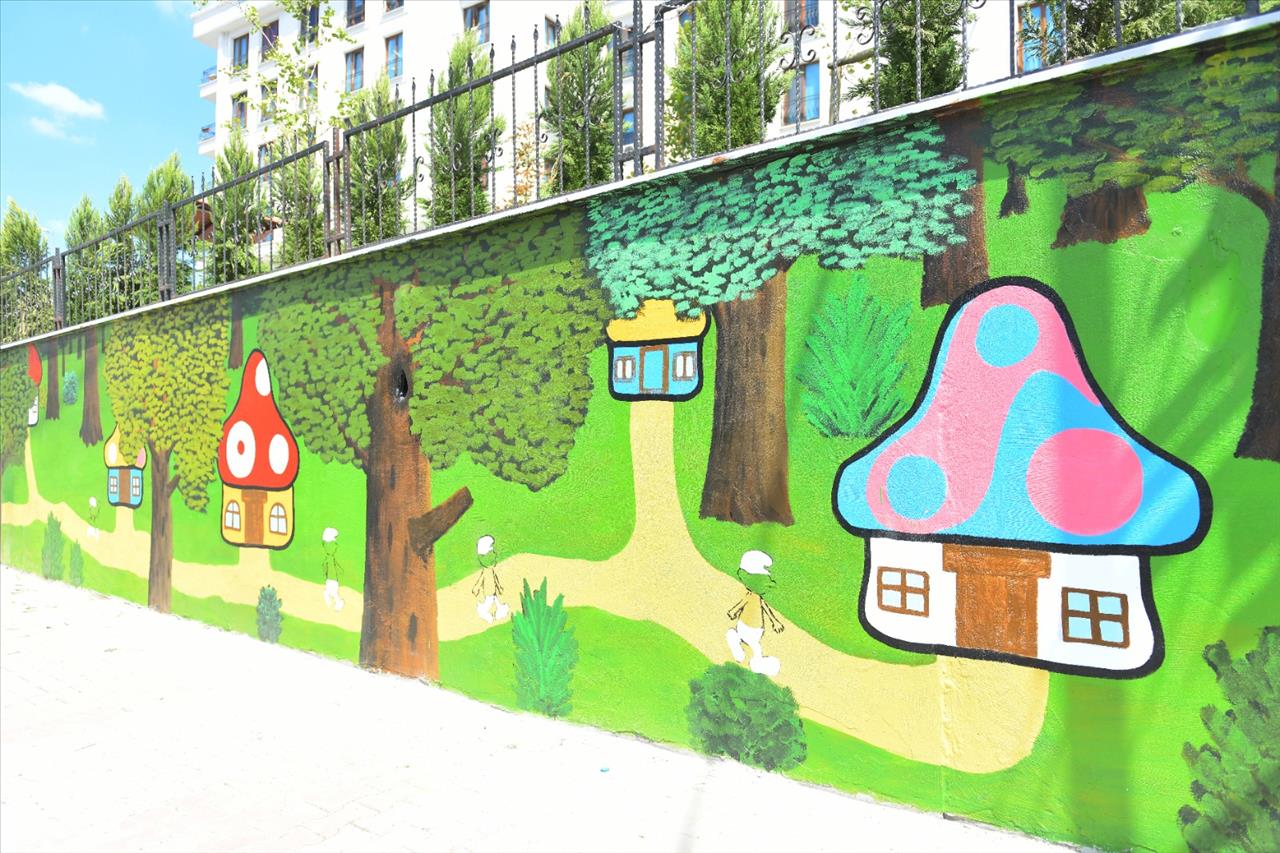 Parkların Duvarları Çocuklar İçin Renklendiriliyor
