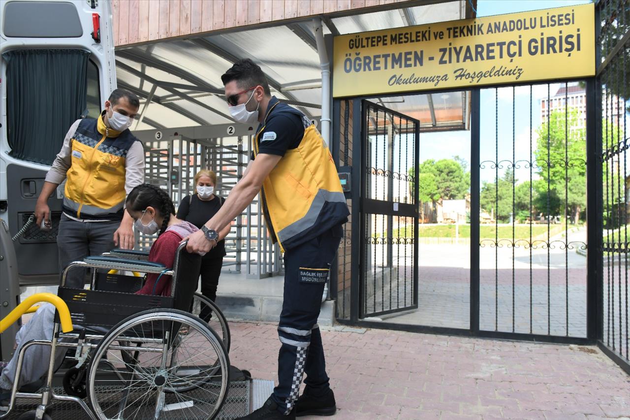 Esenyurt’ta Ameliyat Olan Öğrenci, Hasta Nakil Aracıyla Sınava Götürüldü