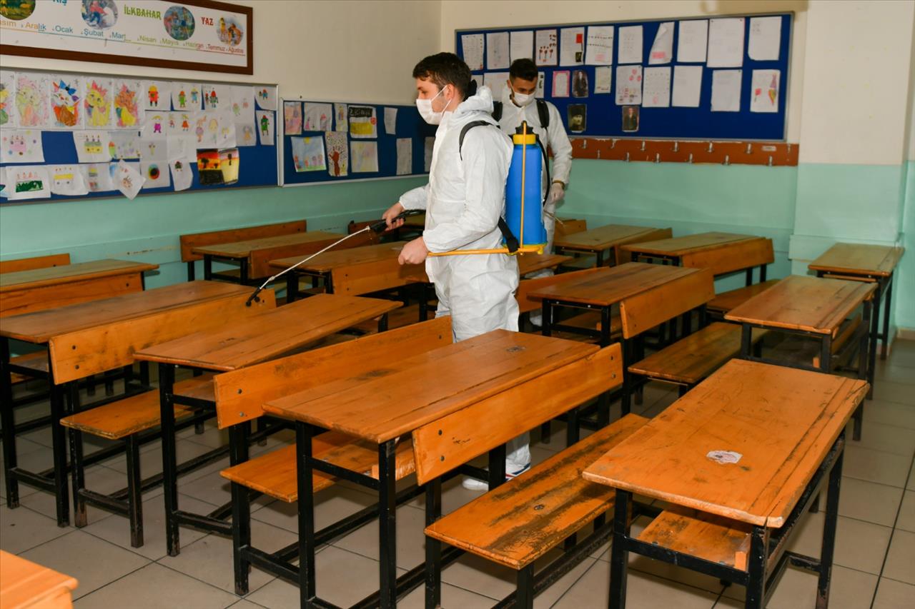 Esenyurt Belediyesi Öğrencilerin Sağlığı İçin Okulları Dezefekte Ediyor