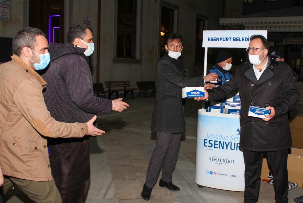 Esenyurt Belediyesi Başkan Yardımcıları Vatandaşların Kandilini Kutladı
