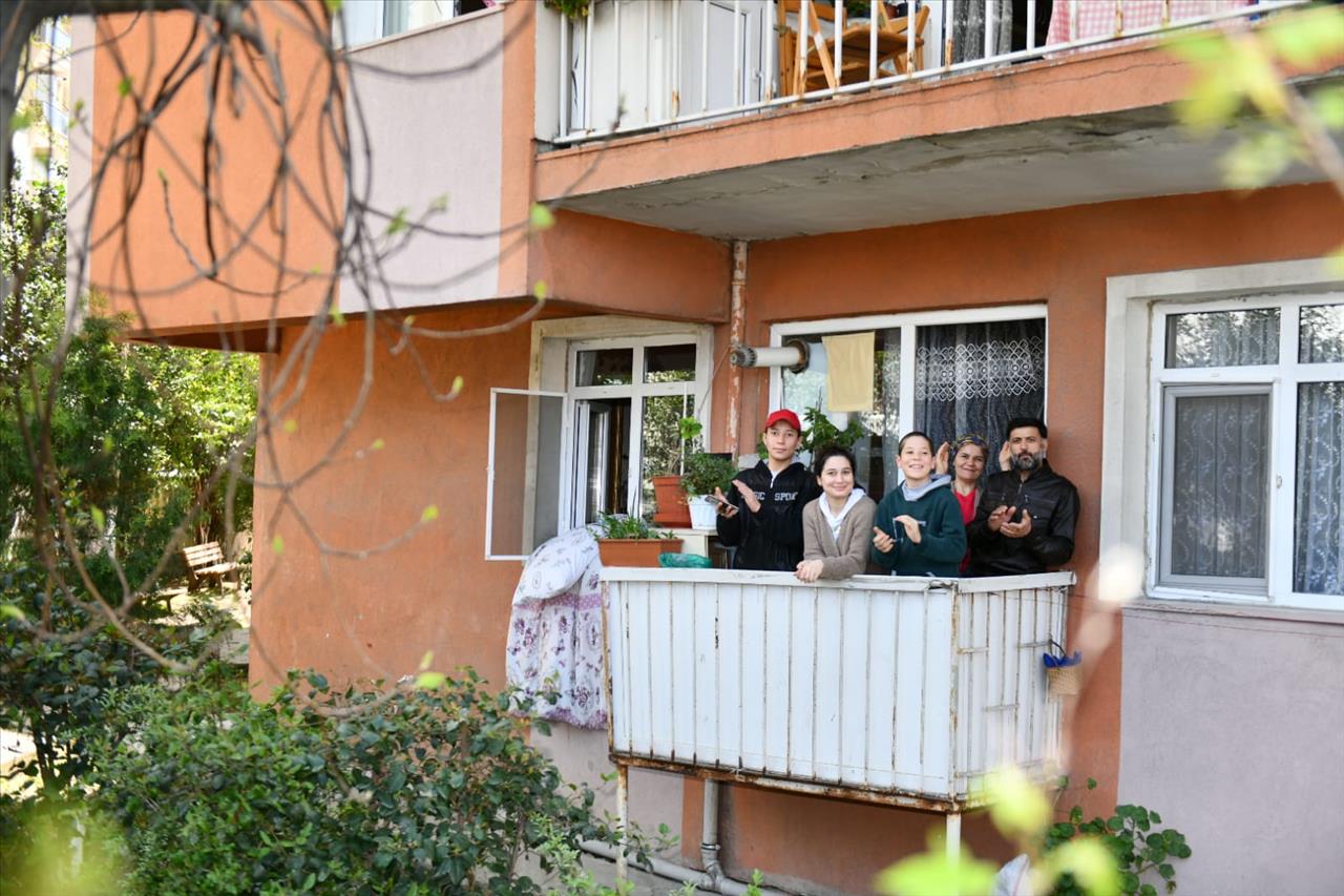 Esenyurt Belediyesi Ekipleri Hem Çaldı Söylesi Hem De Dezenfeksiyon Yaptı