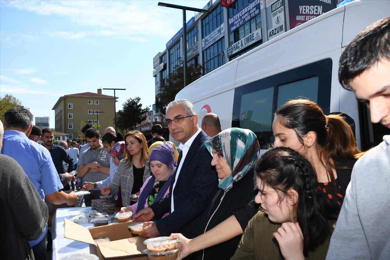 Esenyurt’ta Engelli Öğrencilerden Aşure İkramı