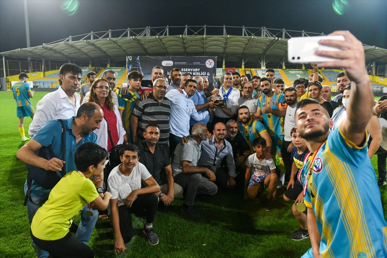 Başkan Bozkurt’tan Şampiyon Ardahan Kültür Evi’ne Kupa 