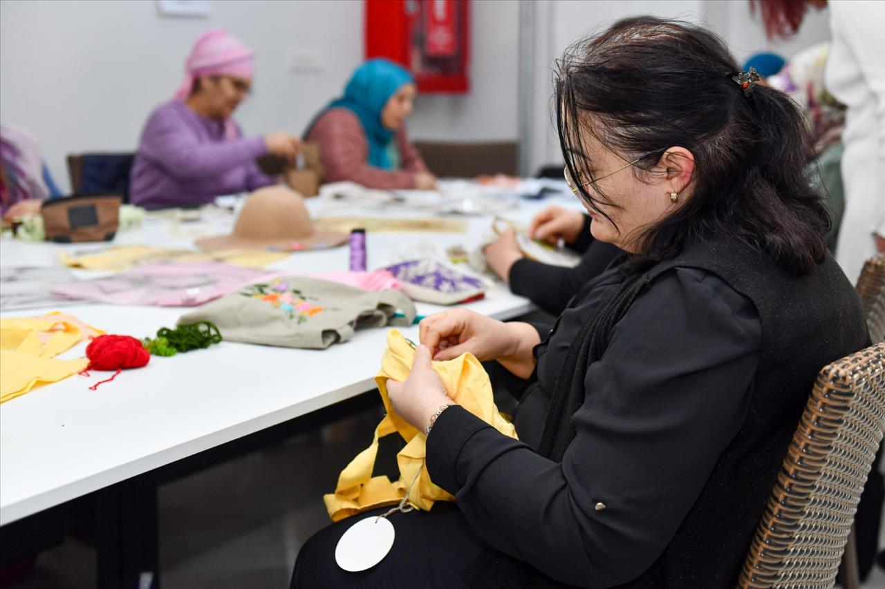 Esenyurtlu Kadınlar Belediyenin Açtığı Kurslarda Meslek Öğreniyor