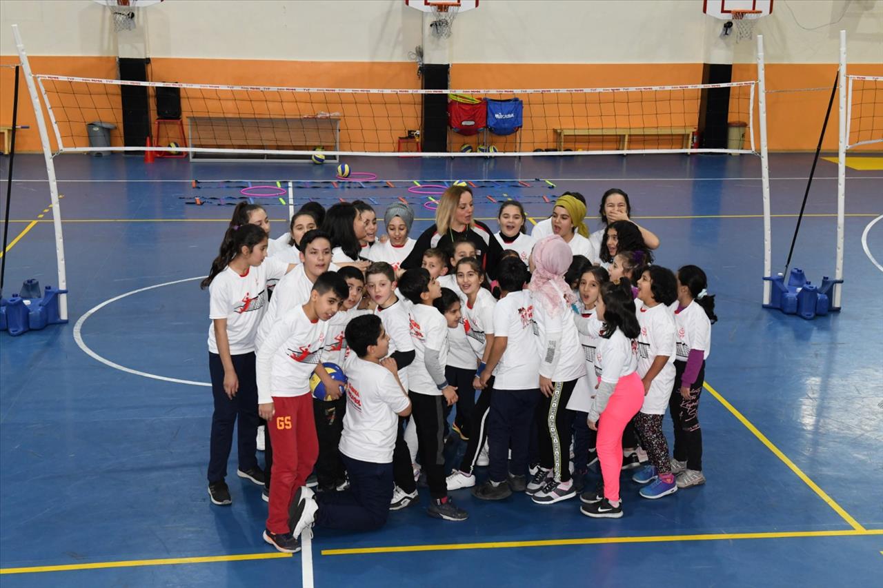 Usta Voleybolcular Esenyurt’ta Yetişiyor