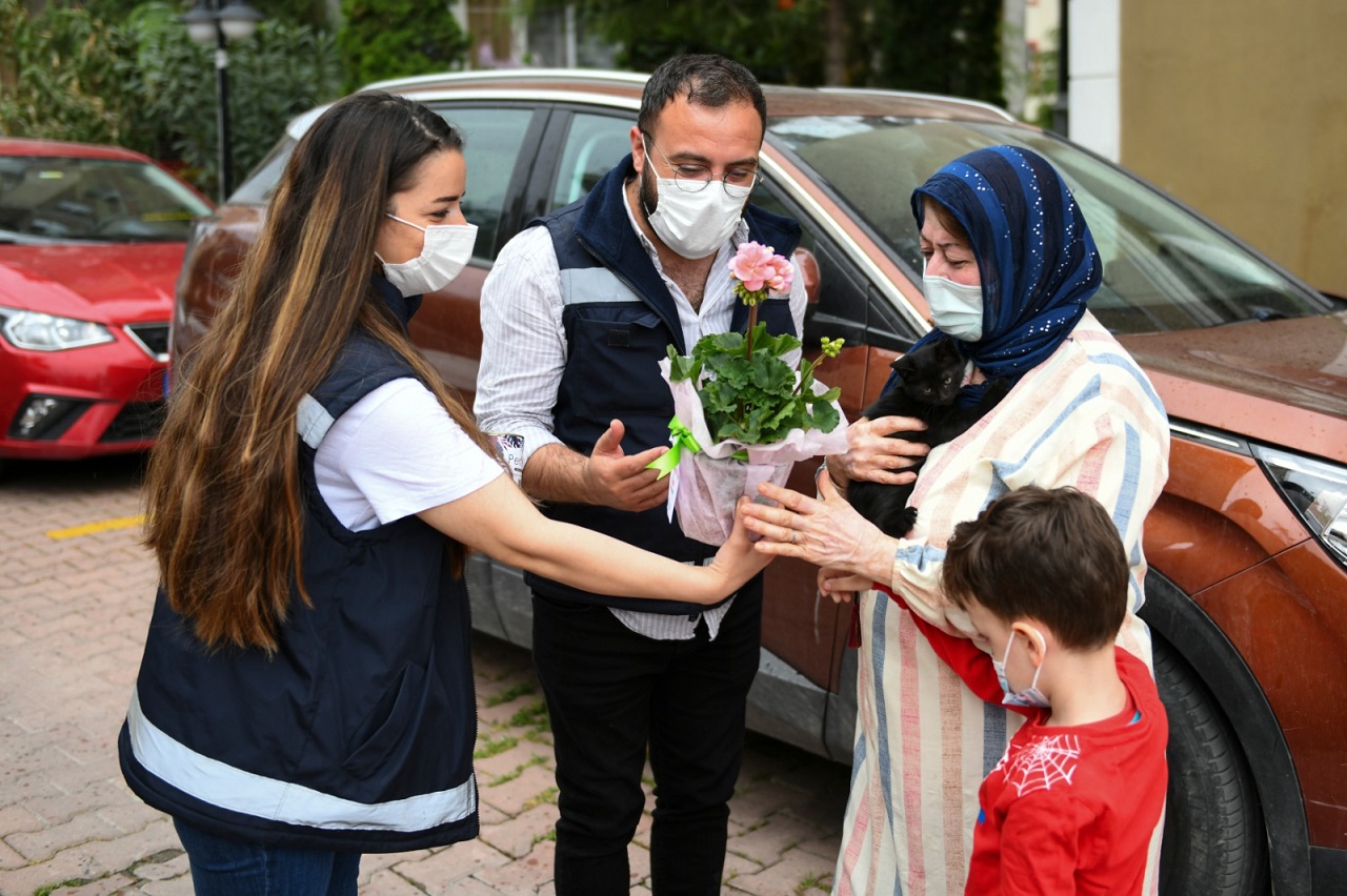 Esenyurt Belediyesi'nden Hayvansever Annelere Süpriz Kutlama