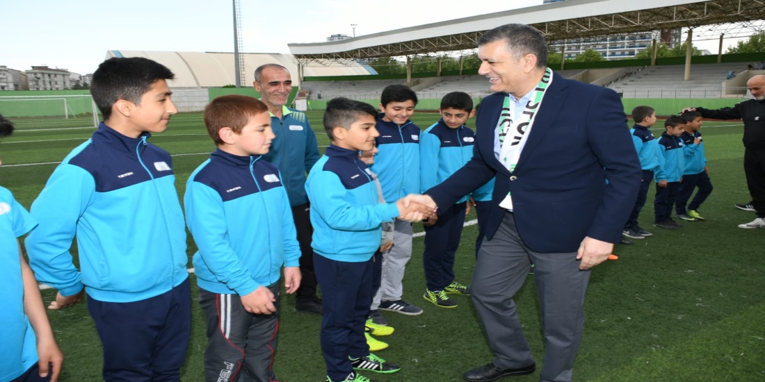 Bozkurt Esenyurtlu futbolcu gençleri şampiyonluğa uğurladı