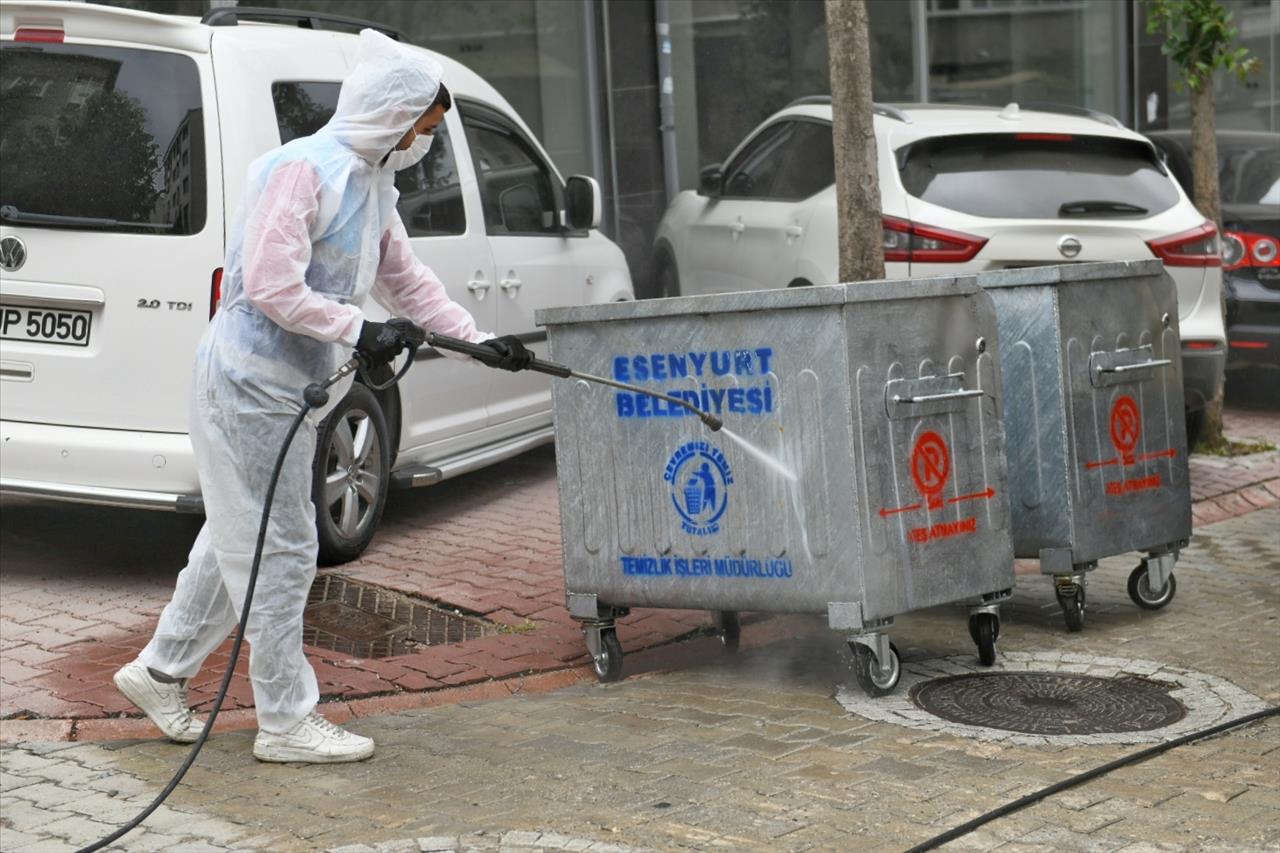 Esenyurt Belediyesi Ekipleri, Pazar Yerlerinde El Dezenfektanı Dağıttı 