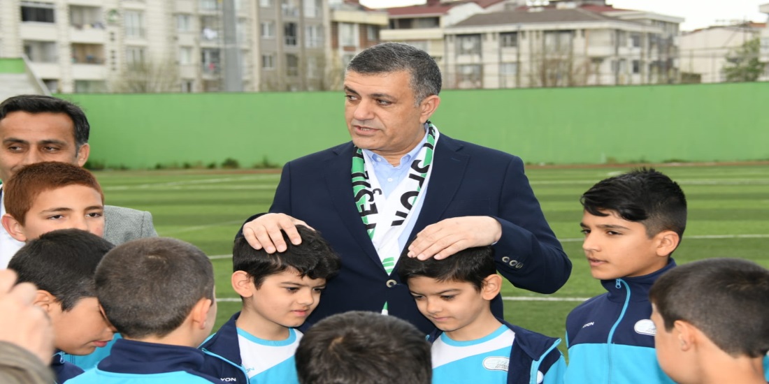 Bozkurt Esenyurtlu futbolcu gençleri şampiyonluğa uğurladı