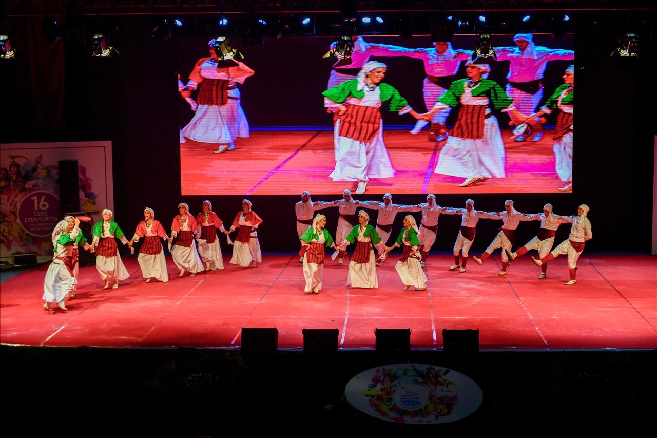 Halk Dansları Esenyurt’a Renk Kattı