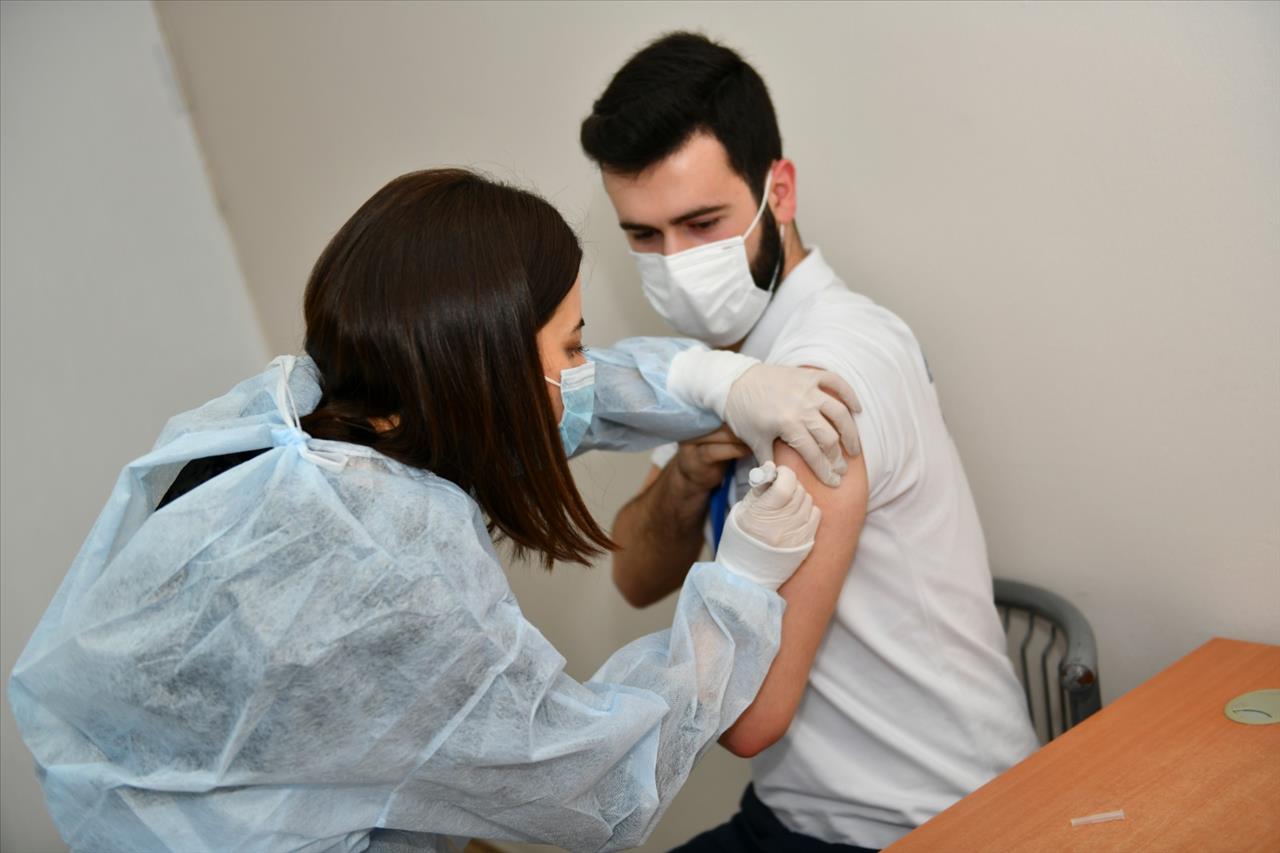 Esenyurt Belediyesi Sağlık Çalışanları Covıd-19 Aşısının İlk Dozunu Yaptırdı