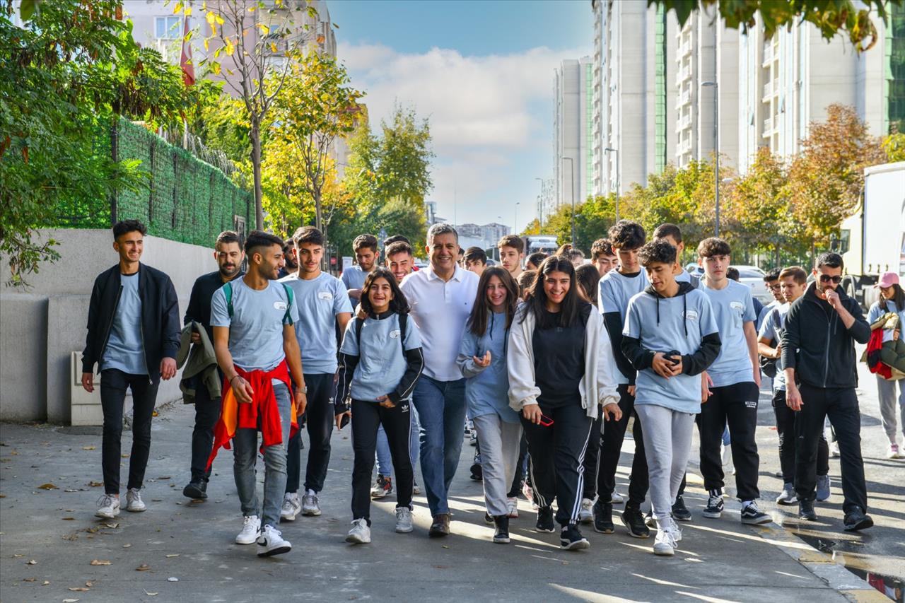 Başkan Bozkurt'tan Gençlerle Farkındalık Yürüyüşü