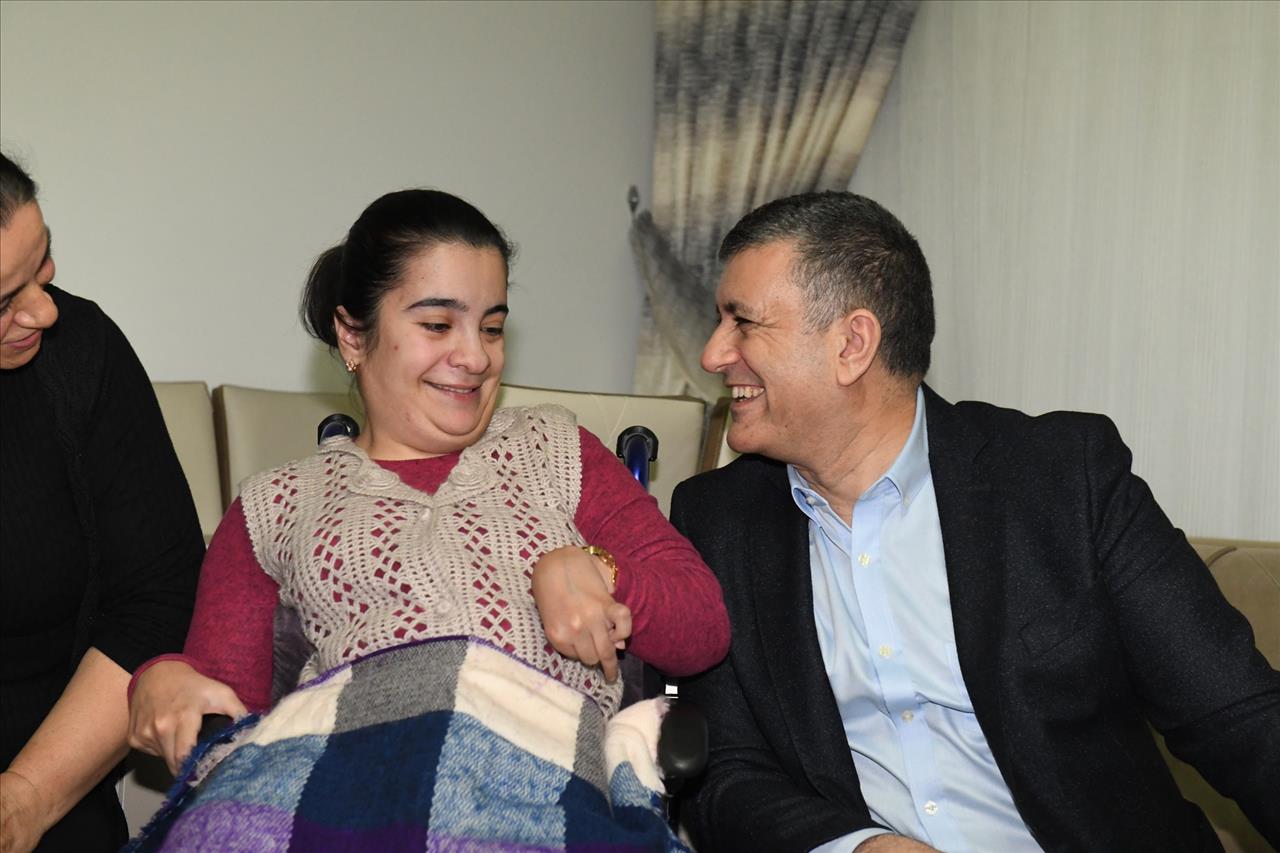 Başkan Bozkurt'tan Genç Kıza Doğum Günü