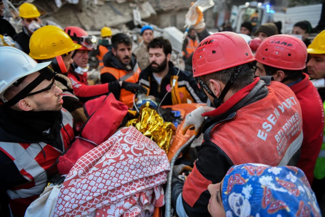 Esenyurt Depremin Yaralarını Sarıyor