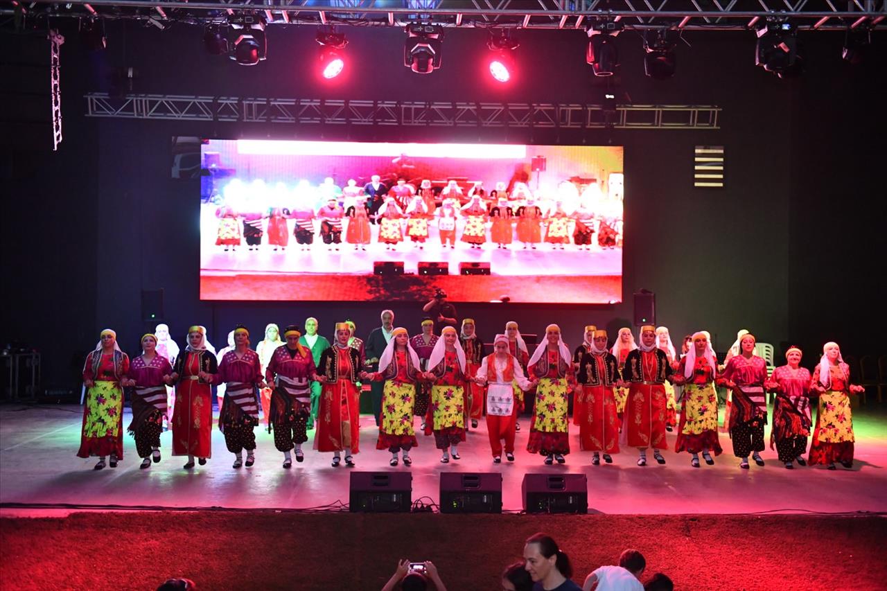 Esenyurt’ta Açık Hava Tiyatrosunda Eğlenceli Saatler: Türküler Söylendi, Halaylar Çekildi