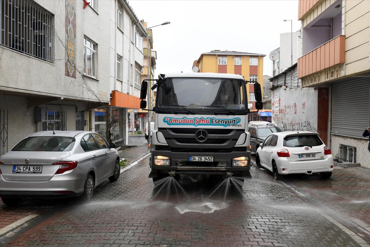 Esenyurt'ta Cadde ve Sokaklar Koronavirüs'e Karşı Yıkanıyor