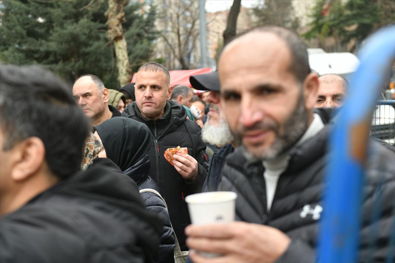 EYT’liler Esenyurt Belediyesi’nin İkramlarıyla Isındı