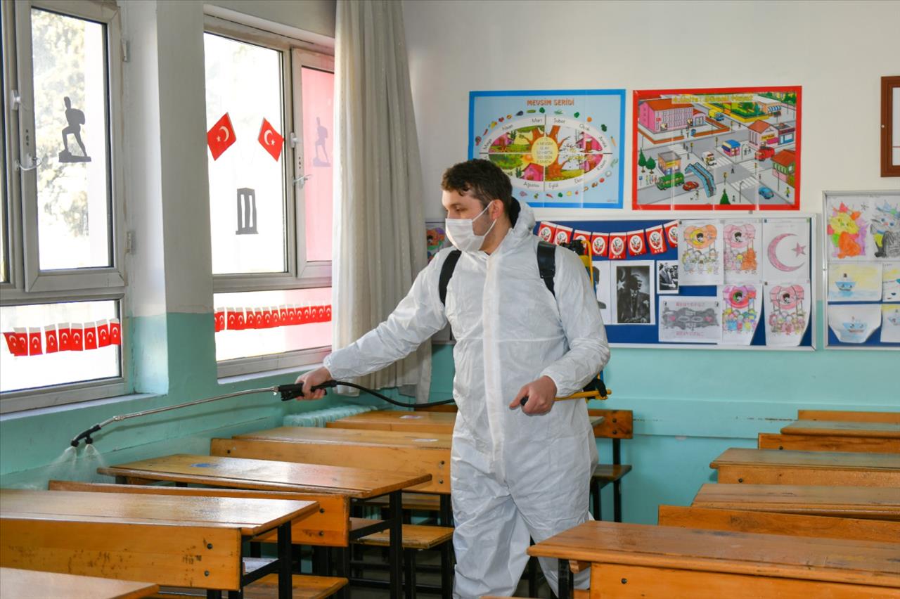 Esenyurt Belediyesi Öğrencilerin Sağlığı İçin Okulları Dezefekte Ediyor