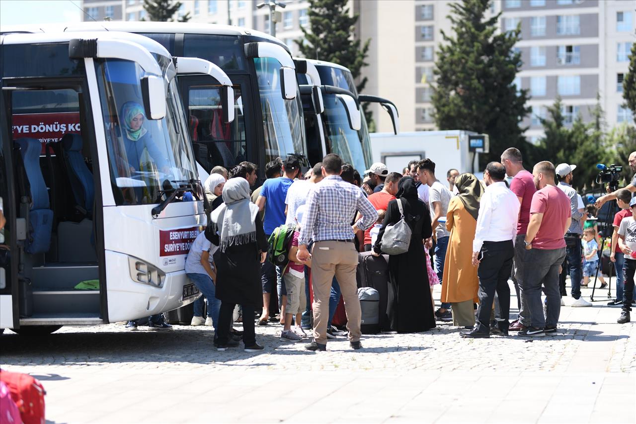 117 Suriyeli daha Esenyurt’tan ülkelerine döndü