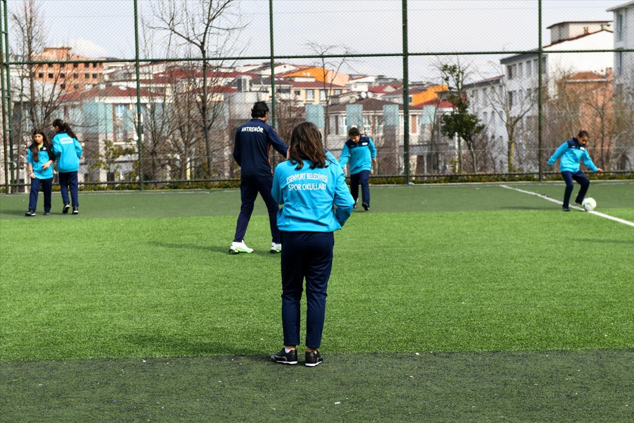 Esenyurt’ta Kız Çocuklarına Özel Futbol Kursu 