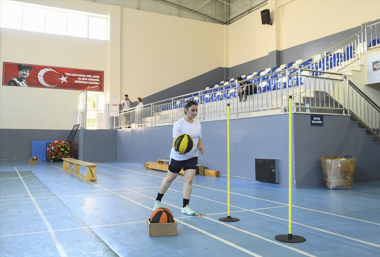 Esenyurt Belediyesi Gençleri Spor Akademilerine Hazırlıyor