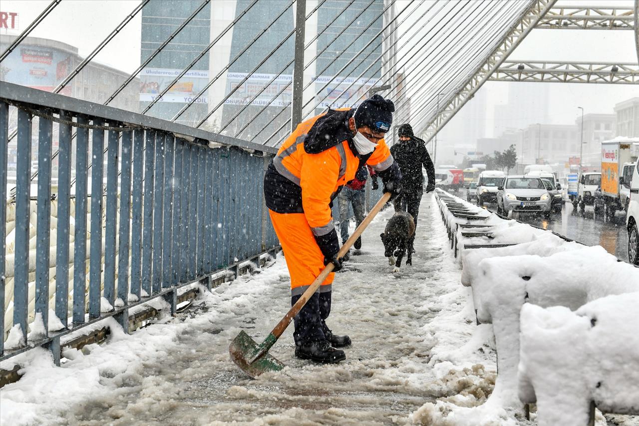 Esenyurt’ta Kaldırım Ve Köprülerdeki Kar Küreme Çalışmaları Sürüyor