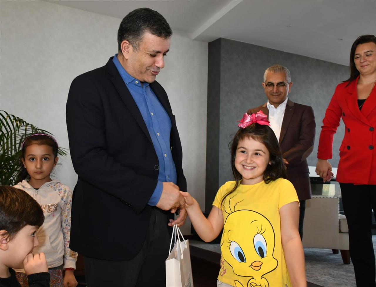 Başkan Bozkurt’tan 60 Çocuğa Hediye Gözlük