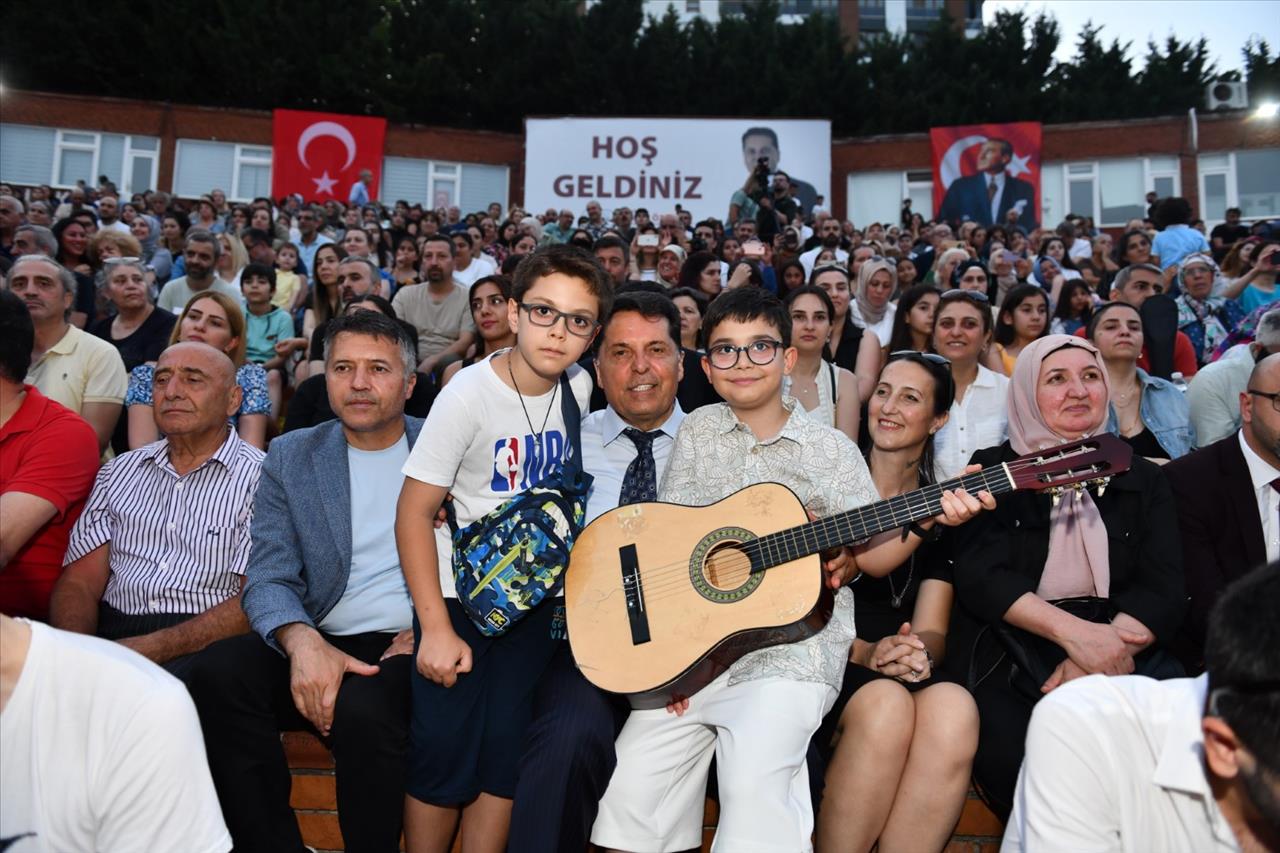 Esenyurt’ta Açık Hava Tiyatrosunda Eğlenceli Saatler: Türküler Söylendi, Halaylar Çekildi
