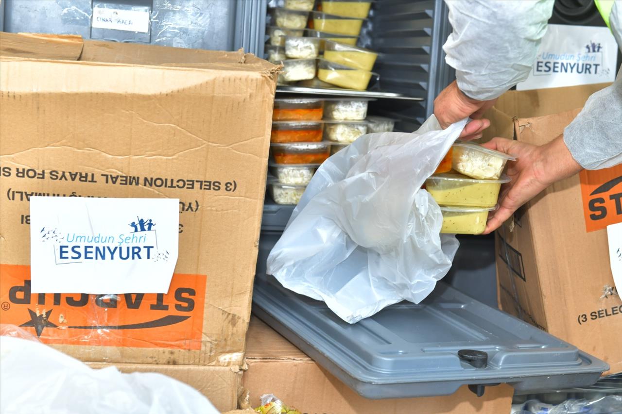 Esenyurt Belediyesi’nden 65 Yaş Üstü Vatandaşlara Sıcak Yemek Ve Kahvaltı Desteği
