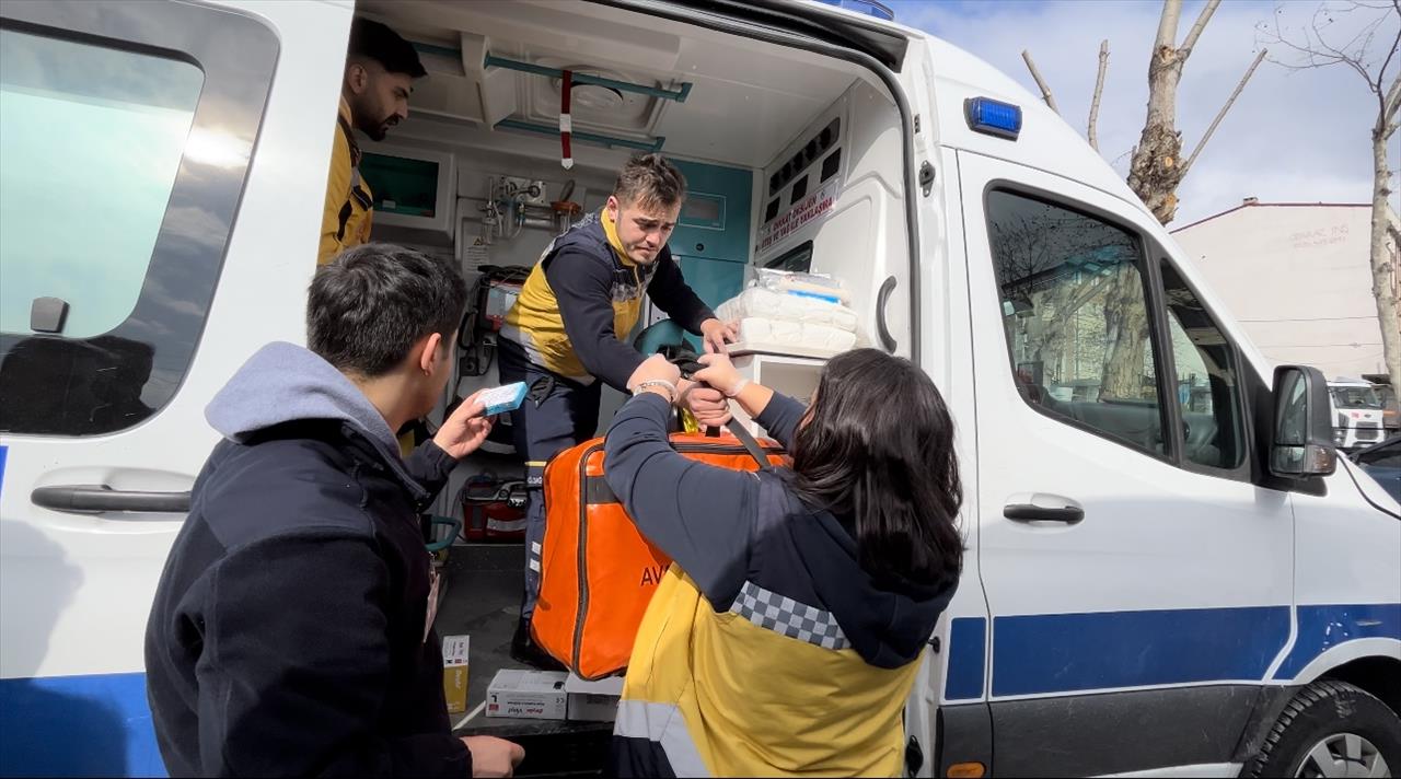 Ambulanslar Depremzeleder İçin Esenyurt’tan Yola Çıktı