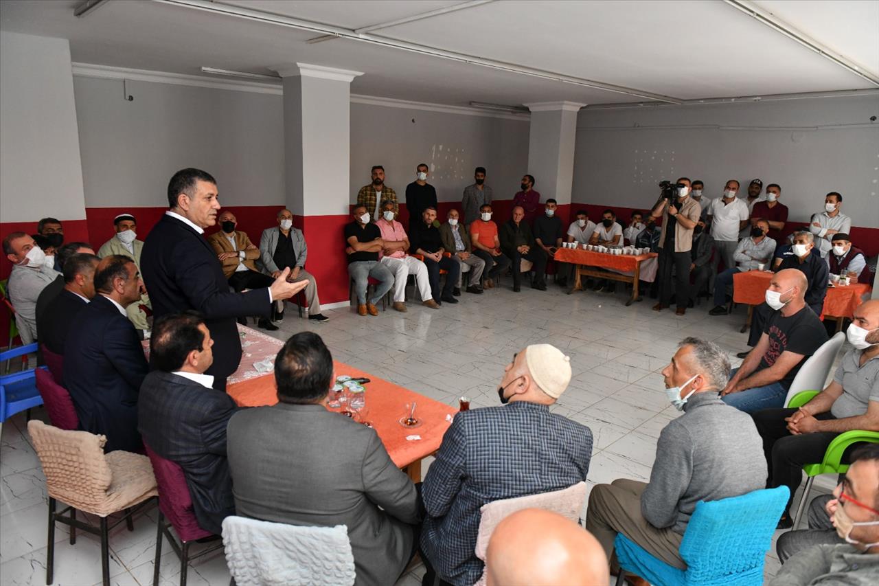 Başkan Bozkurt, Husumetli İki Aileyi Bir Araya Getirerek Barıştırdı