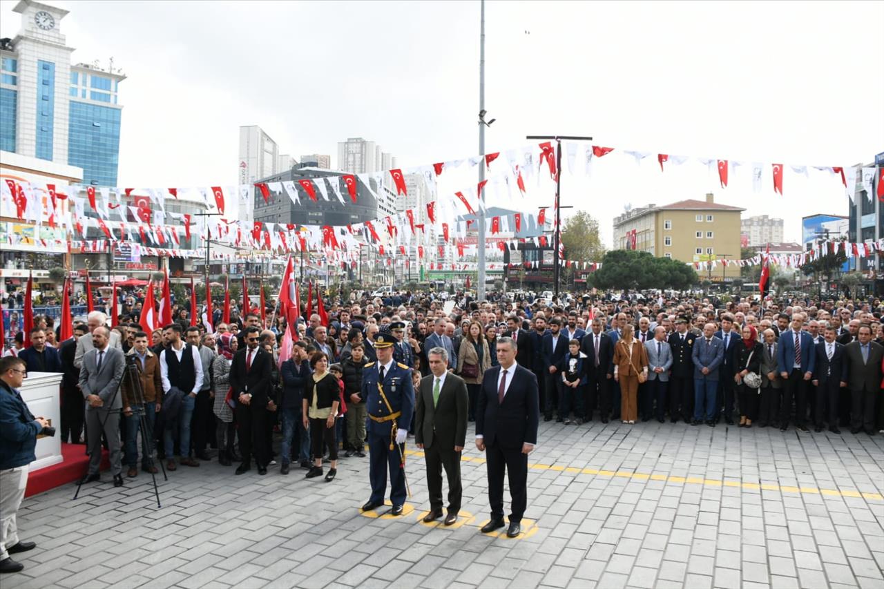 Esenyurt’ta Atatürk Anıtı'na Cumhuriyet Bayramı Çelengi