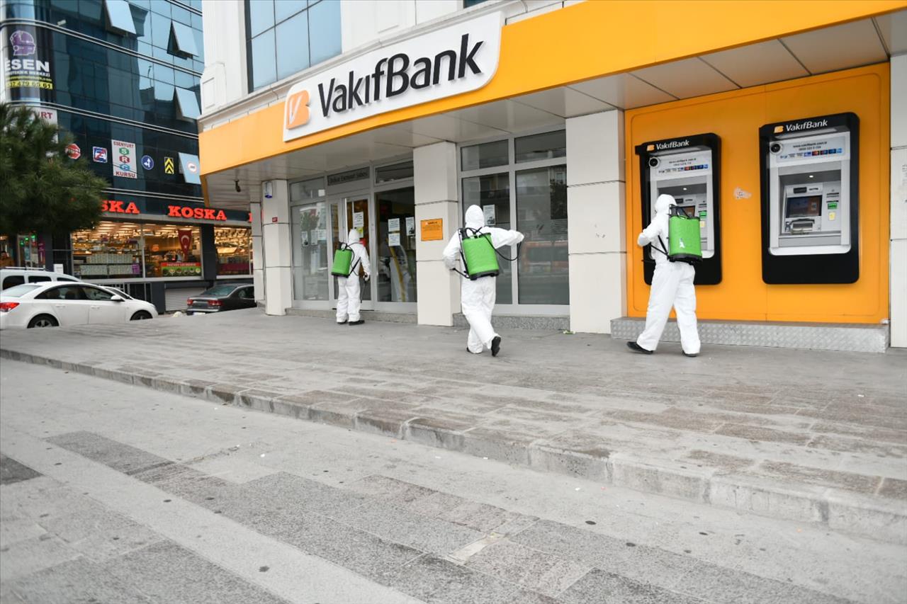 Esenyurt'ta Bankalar Dezenfekte Ediliyor