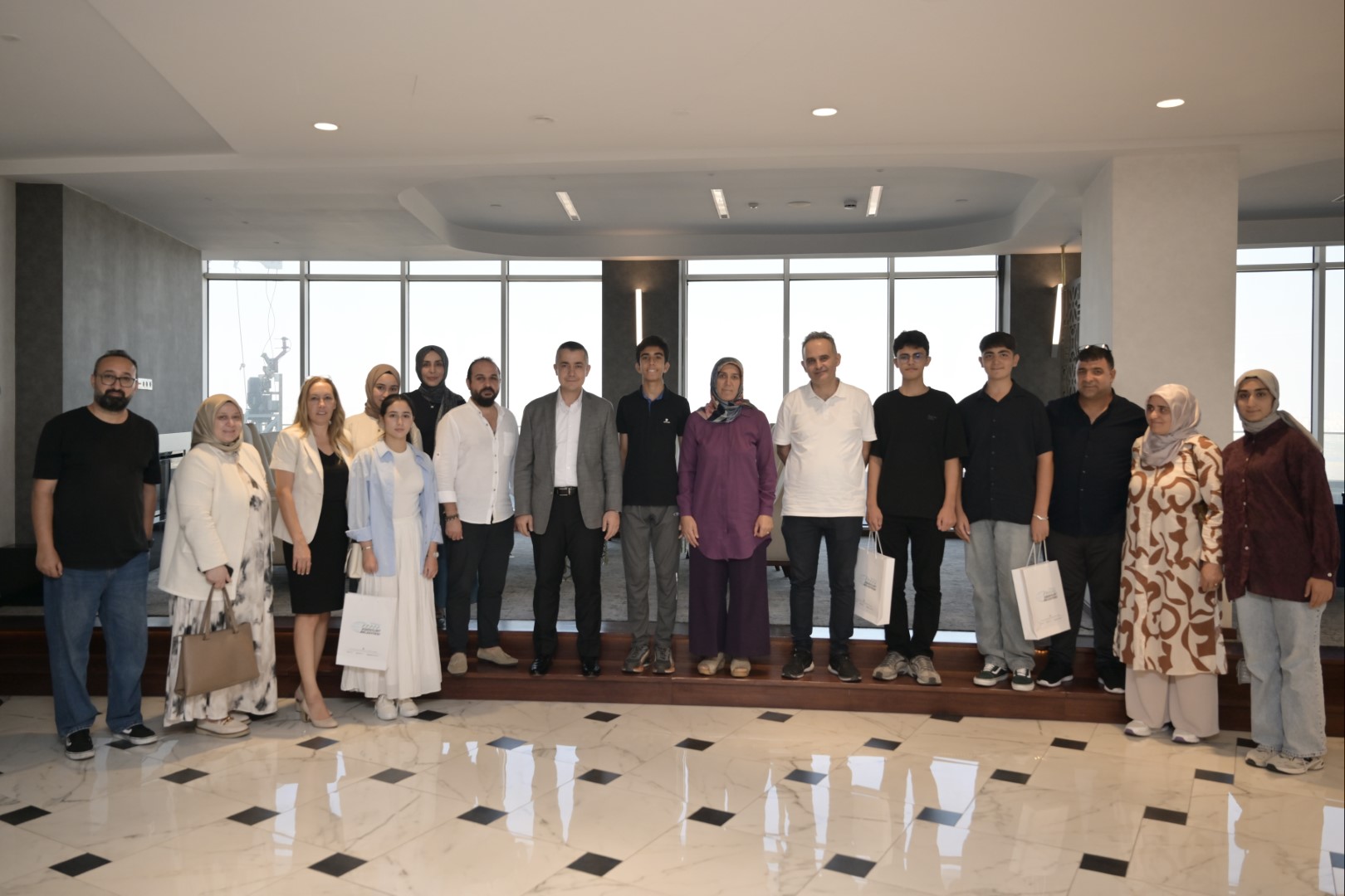 LGS’DE DERECEYE GİREN ÖĞRENCİLERİ BAŞKAN VEKİLİ AKSOY MAKAMINDA AĞIRLADI