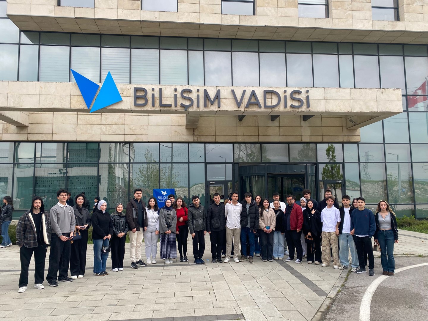 Belediyeden Gençlere Bilişim Vadisi Gezisi… Düzenlenen Program Öğrencilerden Tam Not Aldı…