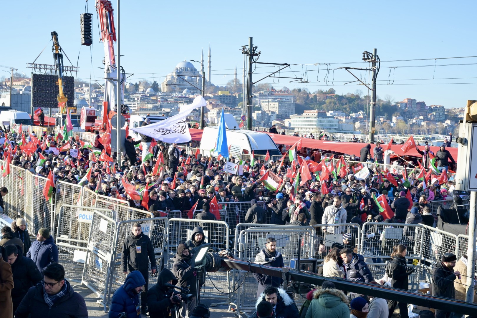 Başkan Vekili Can Aksoy’dan Filistin İçin Güçlü Destek! Aksoy Galata Köprüsü’nde Zulme Karşı Düzenlenen Yürüyüşe Katıldı