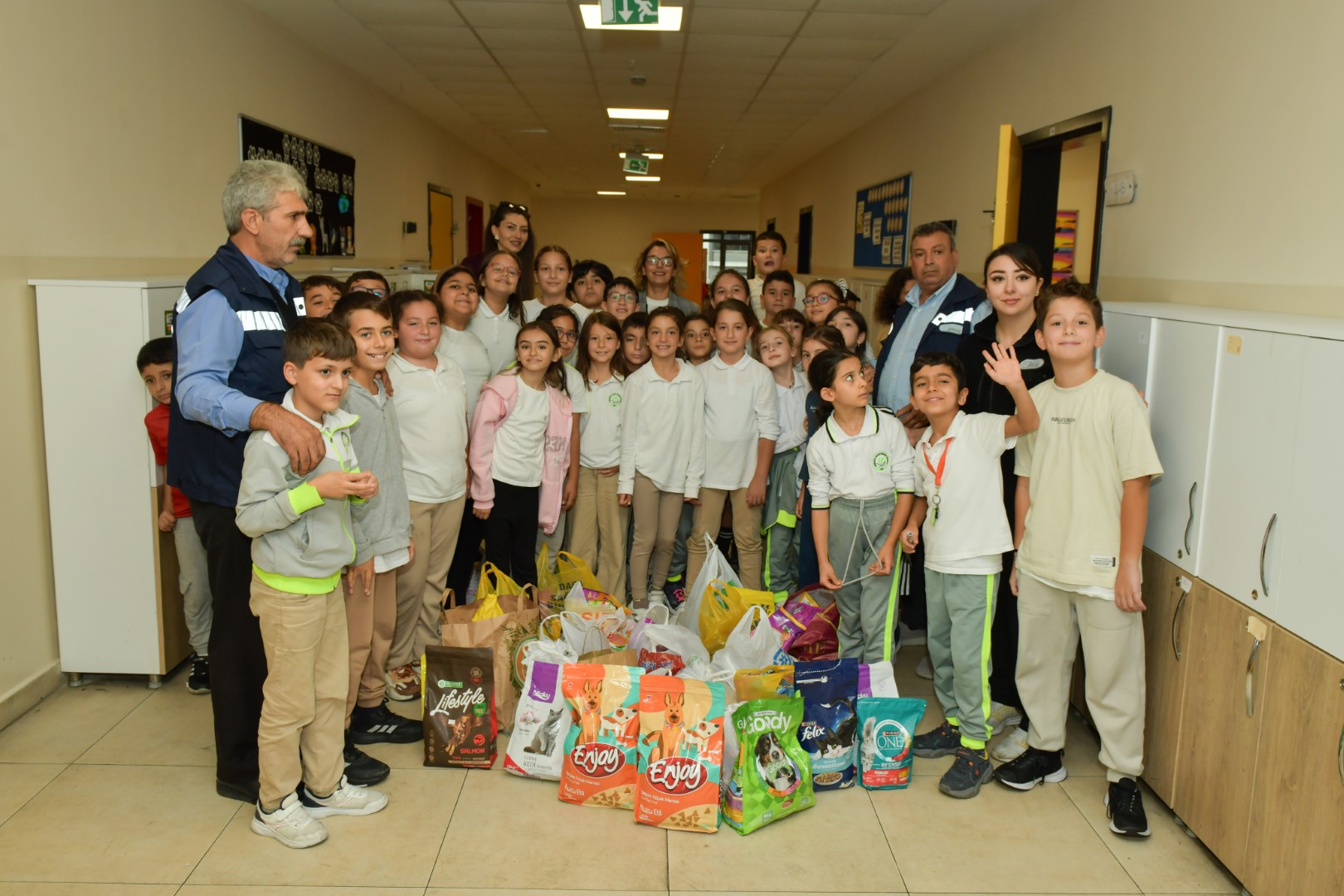 Minik Kalplerden Büyük Destek: Esenyurtlu Çocuklardan Barınağa Mama Bağışı