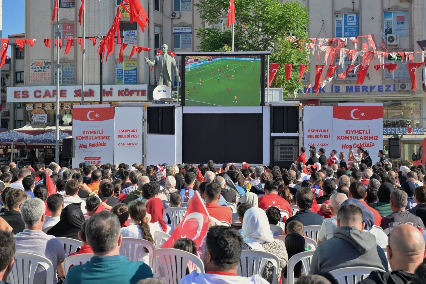 Esenyurt’ta Dünya Kupası Coşkusu: Vatandaşlar Milli Takım İçin Meydanı Doldurdu